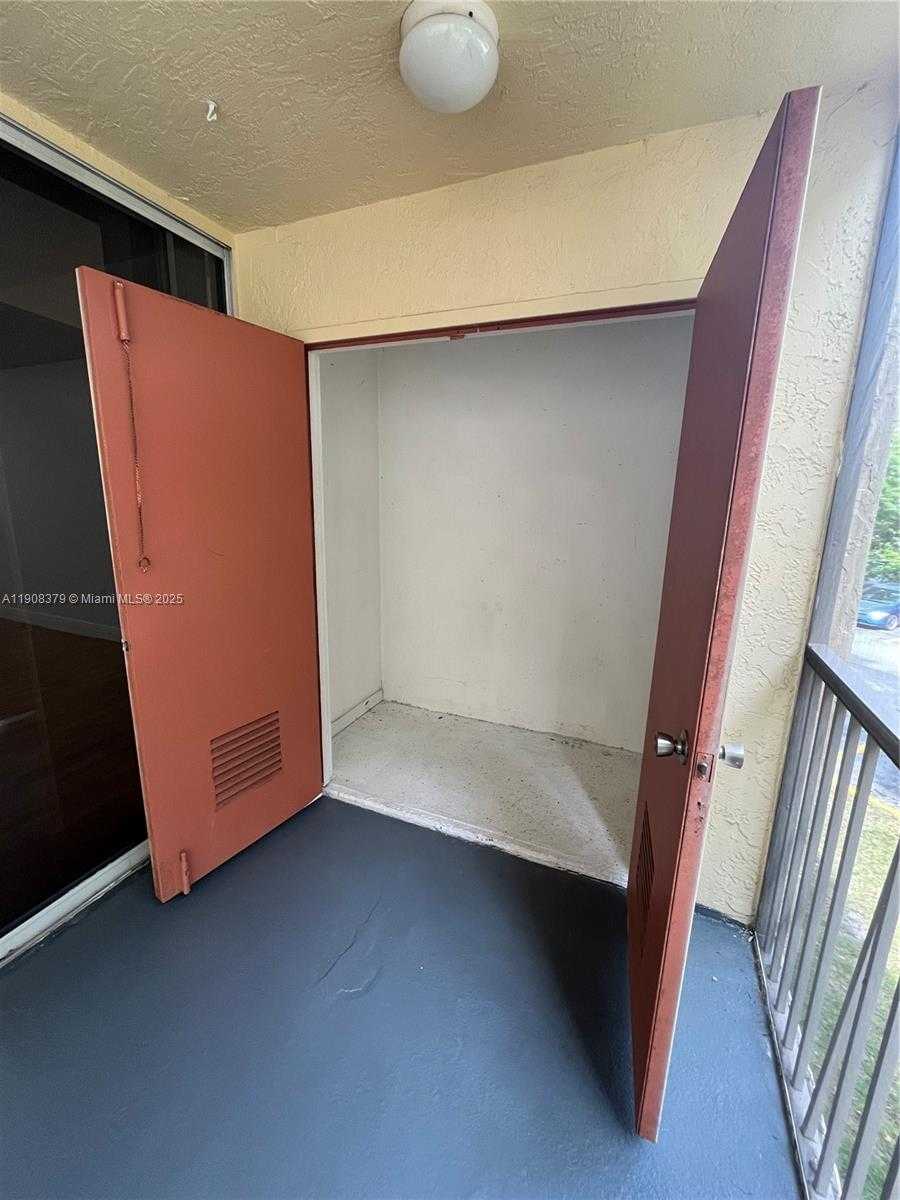 Small Image of 8245 LAKE DR #202, Doral Number 12