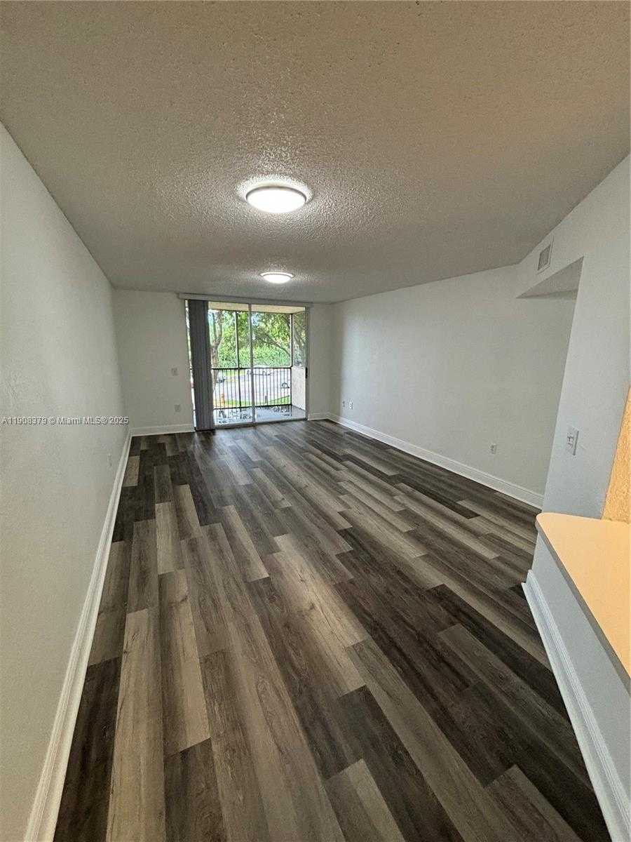 Small Image of 8245 LAKE DR #202, Doral Number 3