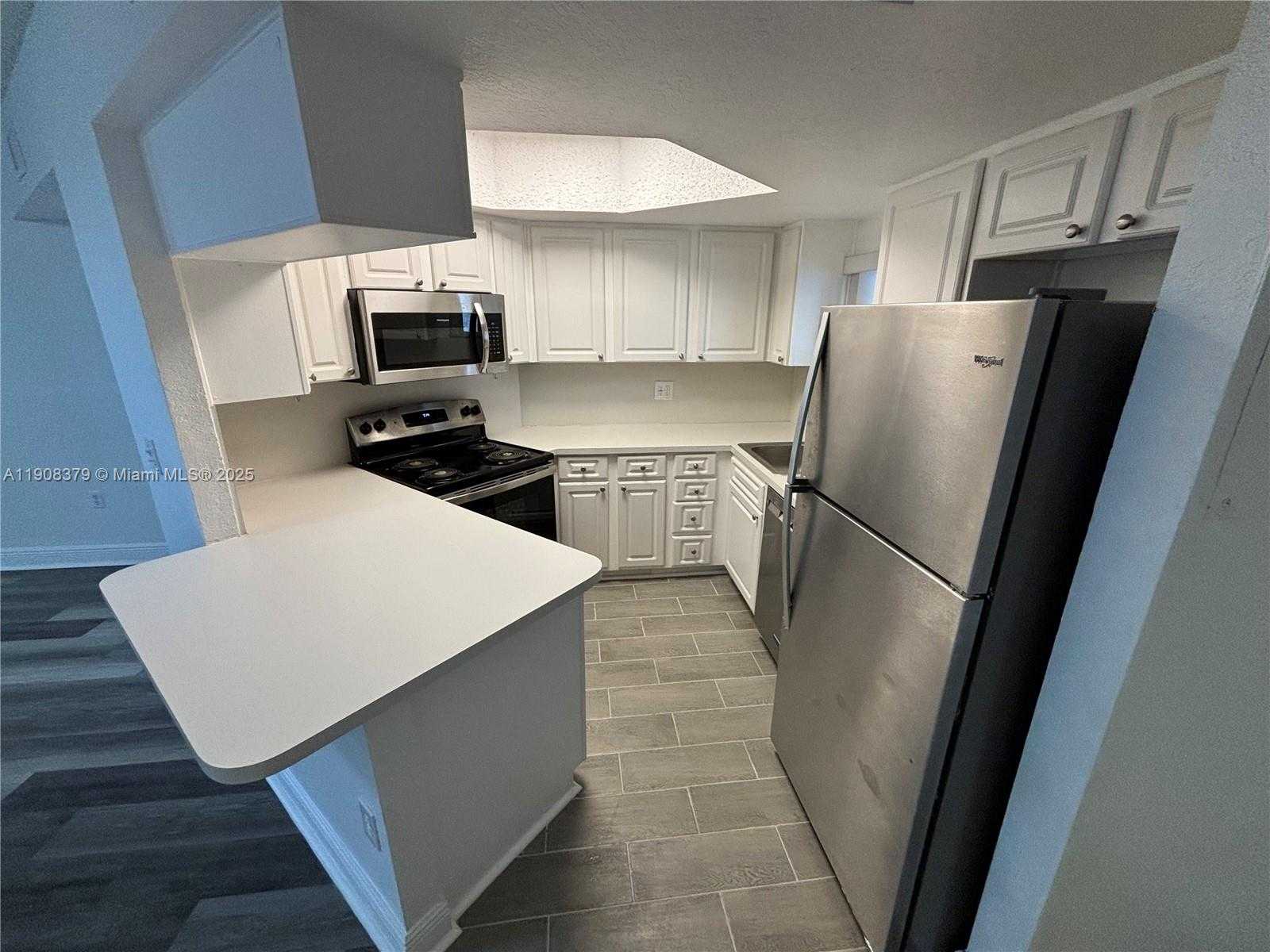 Small Image of 8245 LAKE DR #202, Doral Number 4