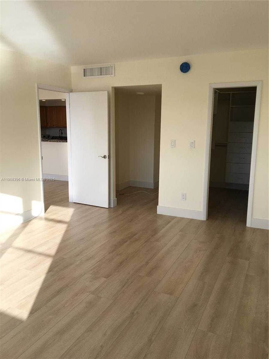 Small Image of 5700 COLLINS AVE #6J, Miami Beach Number 17
