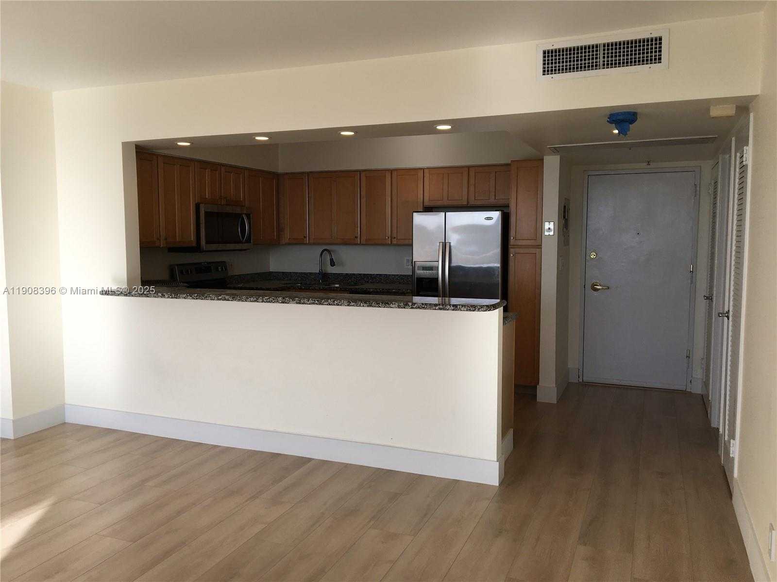 Small Image of 5700 COLLINS AVE #6J, Miami Beach Number 8