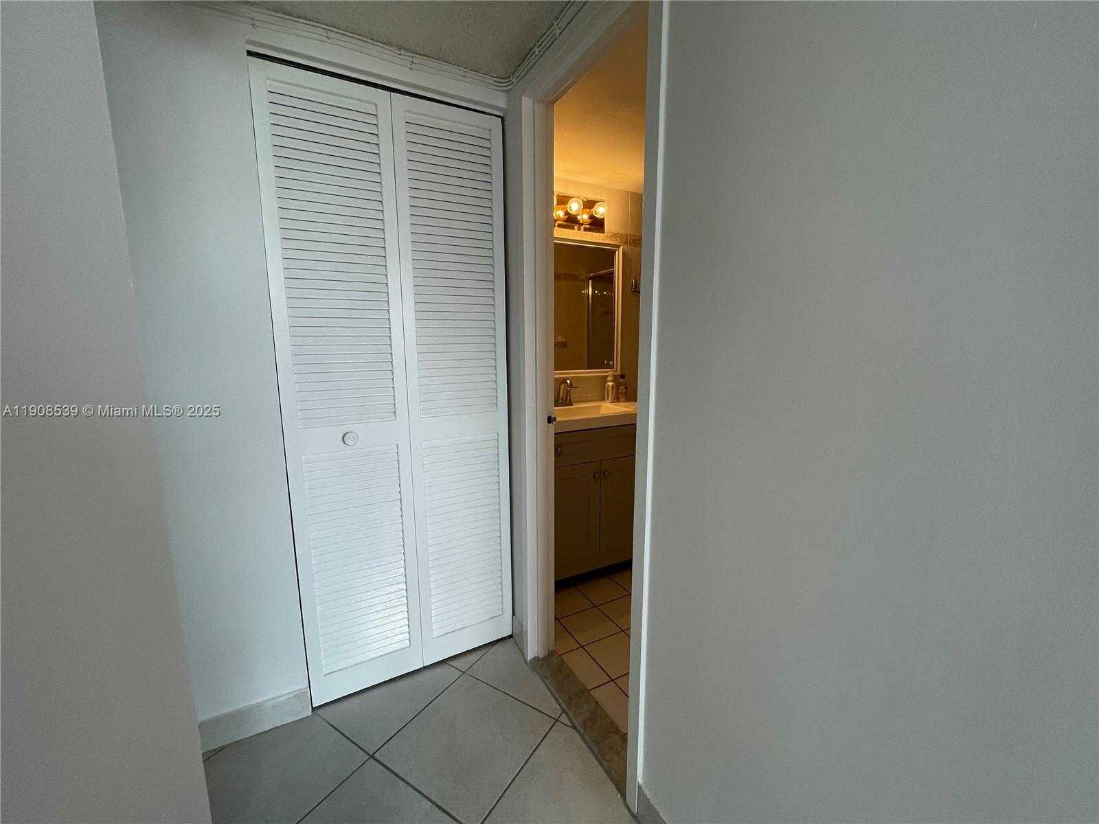 Small Image of 3180 SOUTH OCEAN DR #520, Hallandale Beach Number 10
