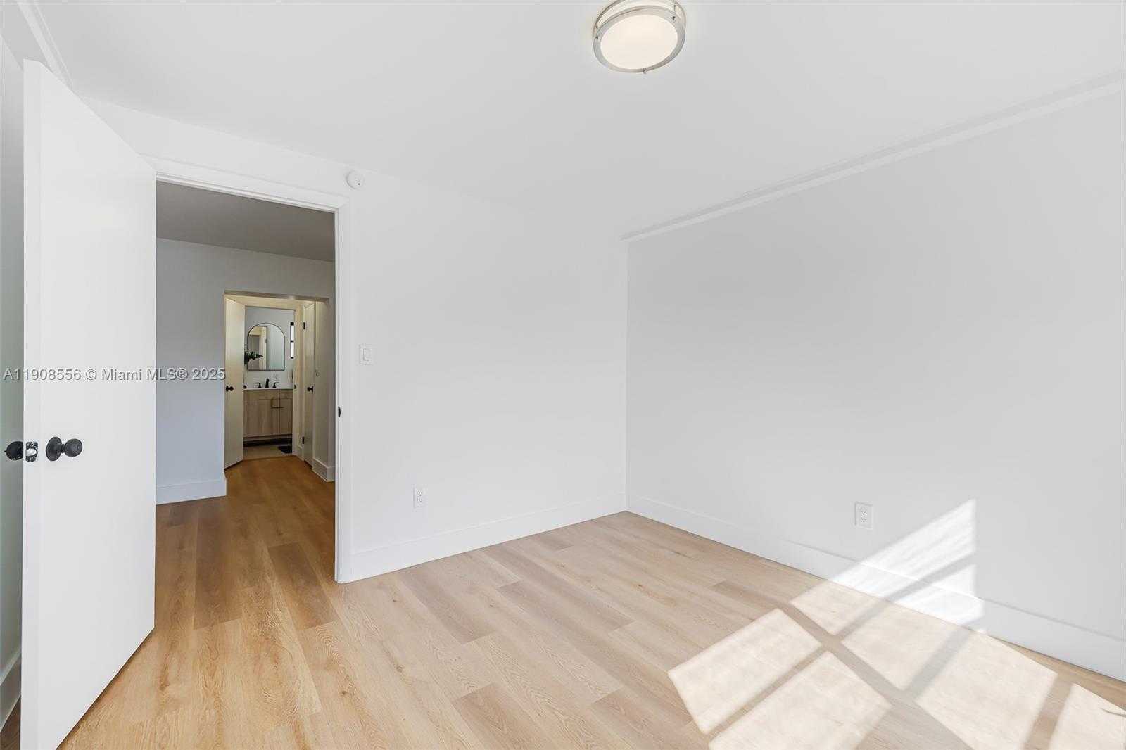 Small Image of Miami Number 13