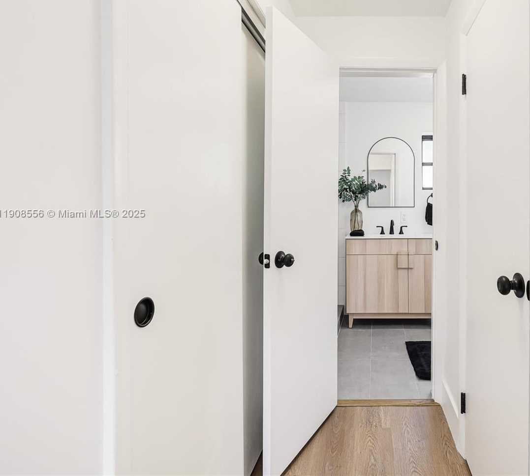 Small Image of Miami Number 15