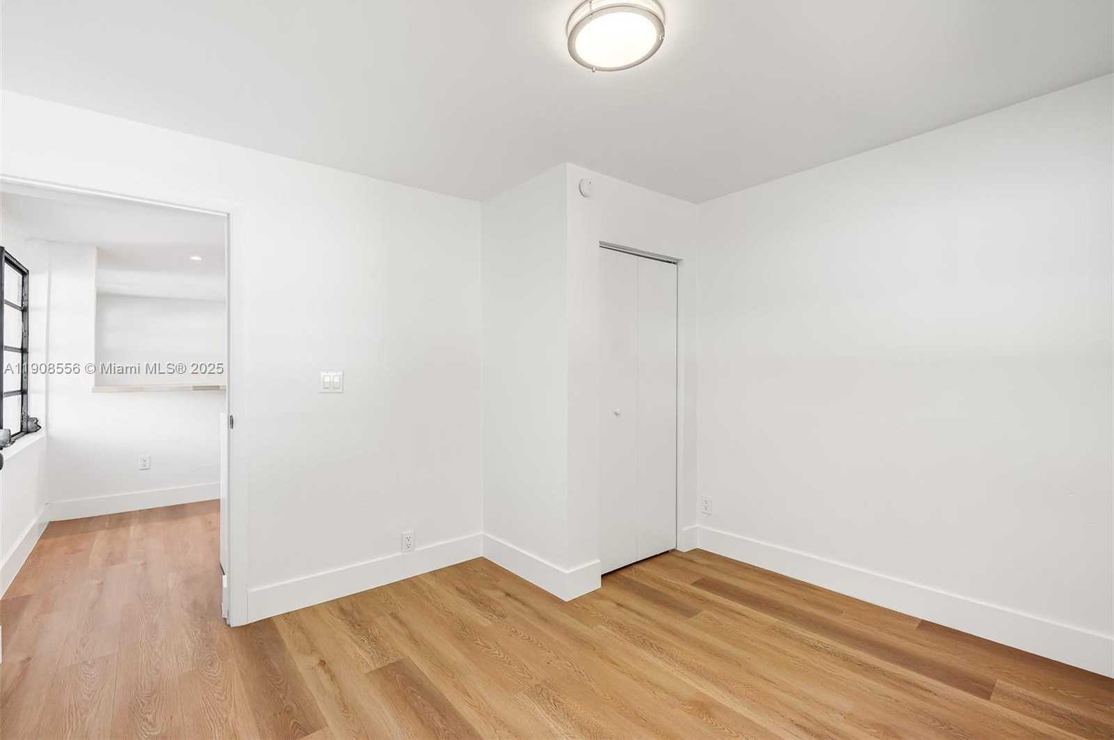 Small Image of Miami Number 19