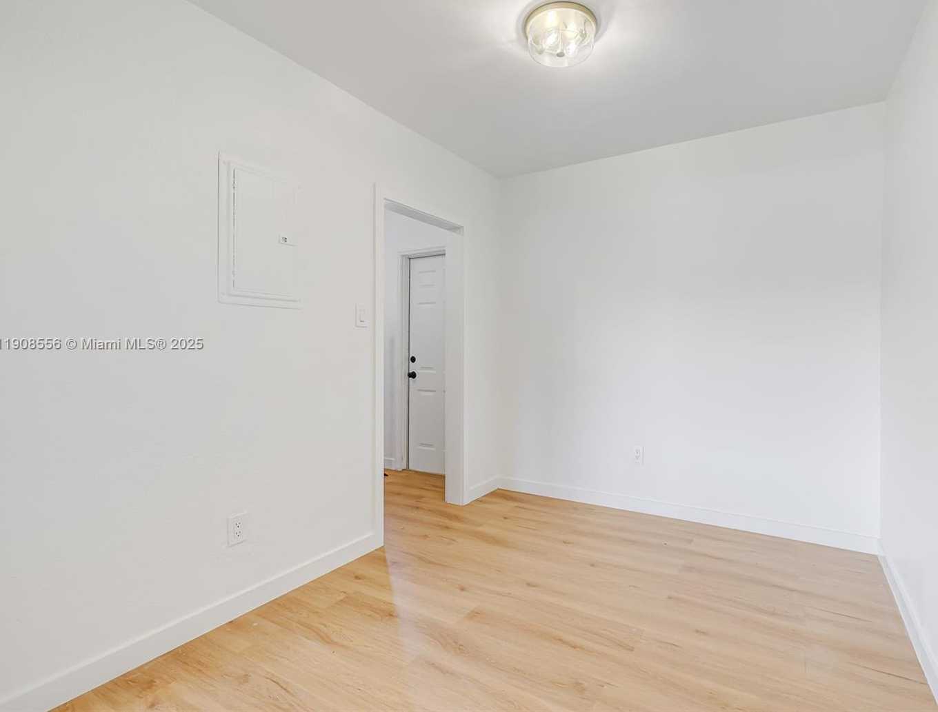 Small Image of Miami Number 25