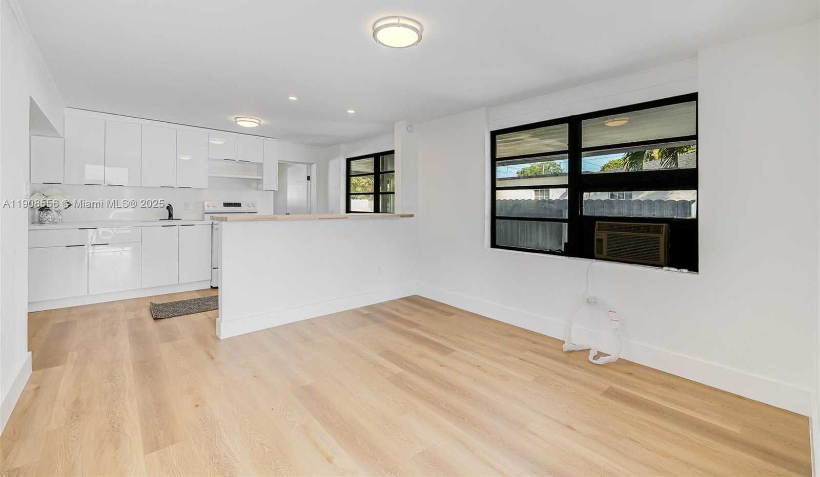 Small Image of Miami Number 3