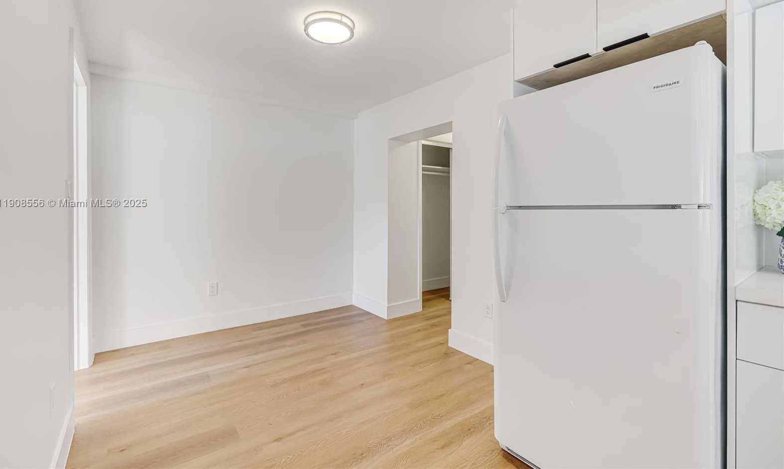 Small Image of Miami Number 9