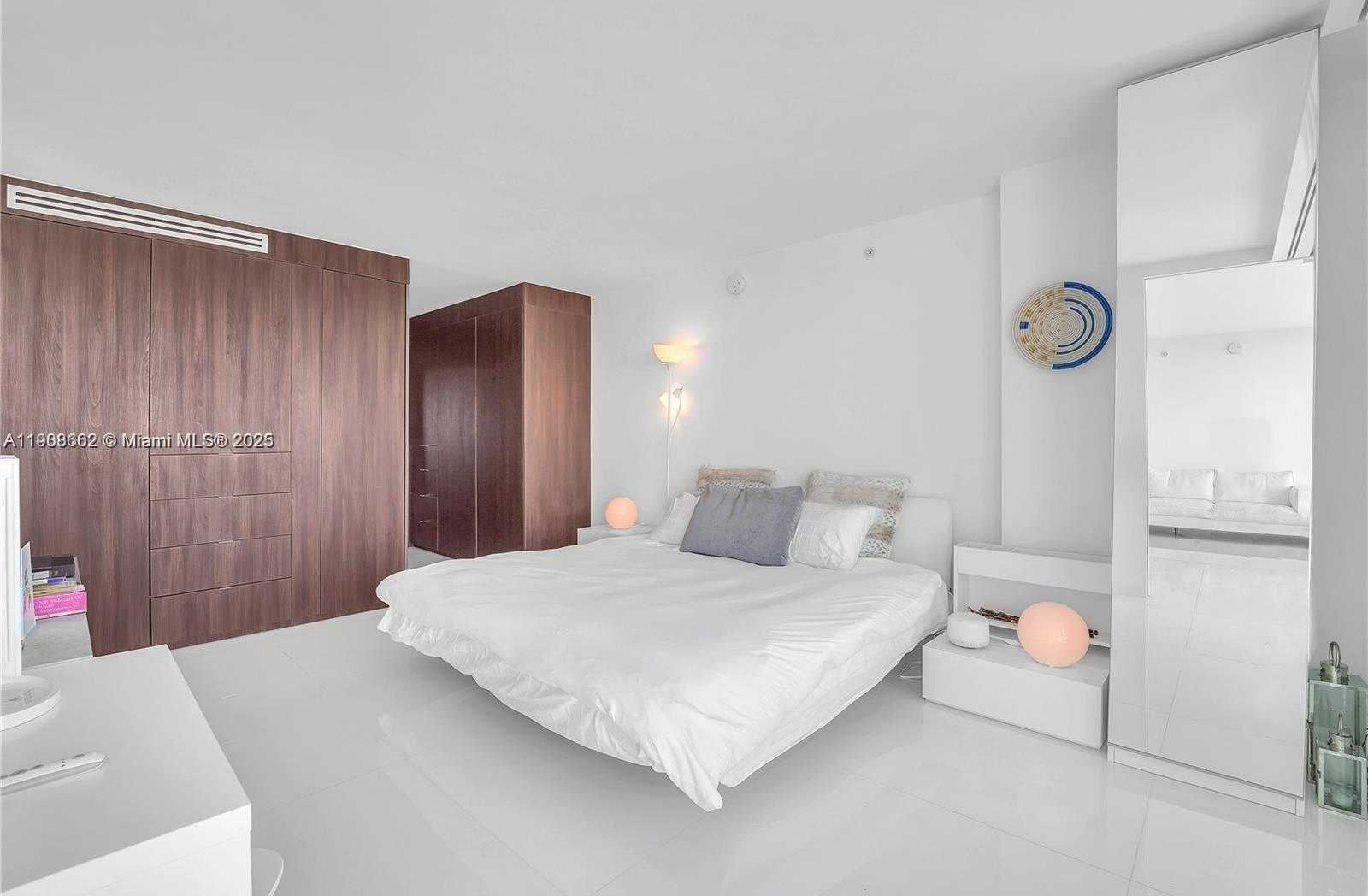 Small Image of 400 SOUTH POINTE DR #2307, Miami Beach Number 12