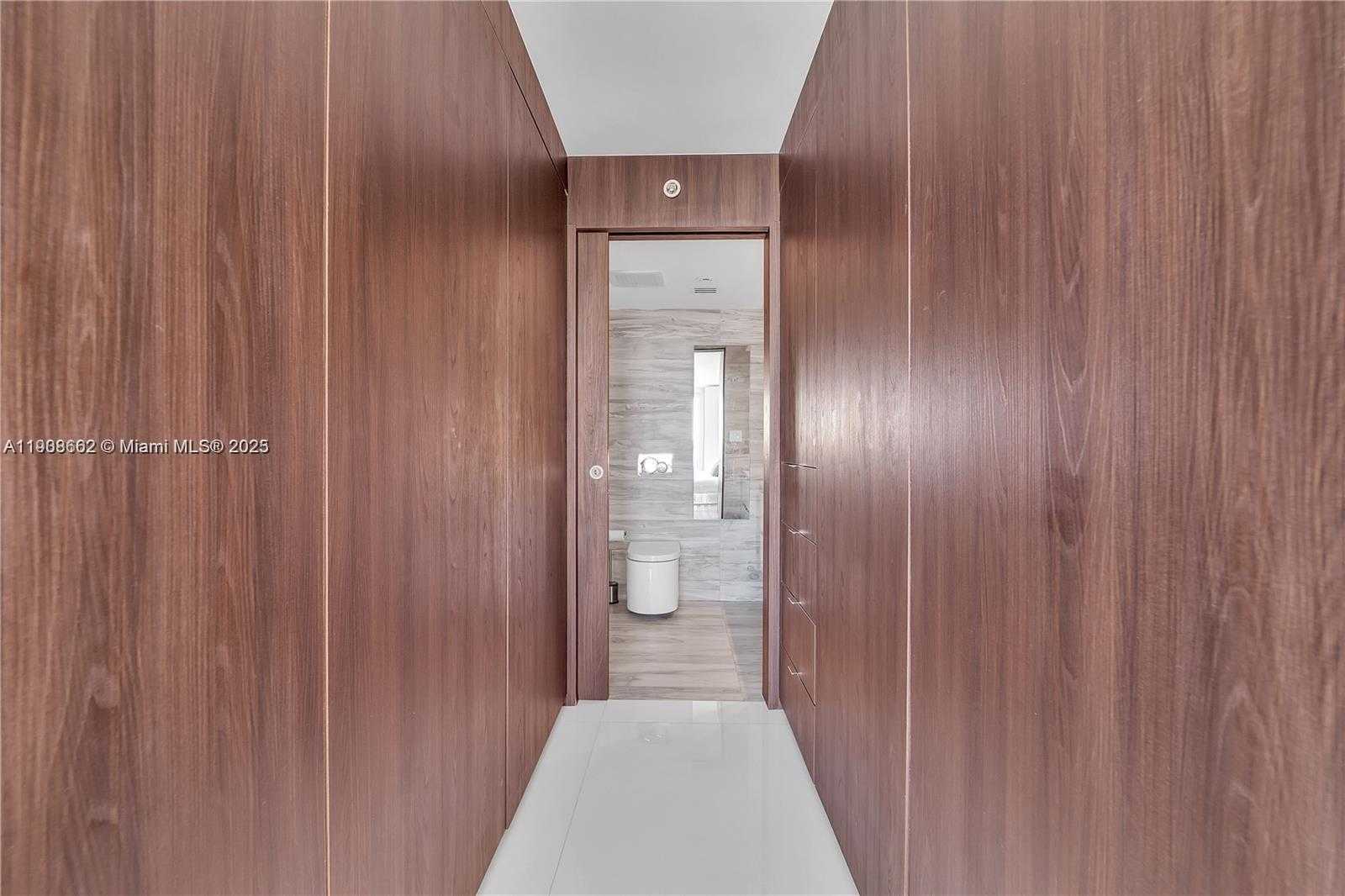 Small Image of 400 SOUTH POINTE DR #2307, Miami Beach Number 13