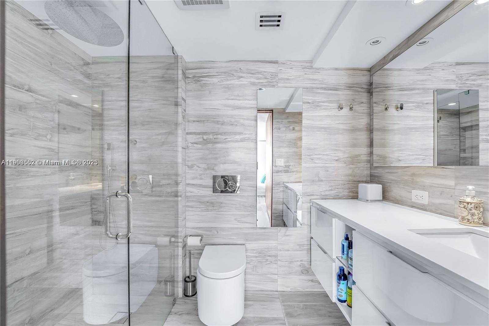 Small Image of 400 SOUTH POINTE DR #2307, Miami Beach Number 14