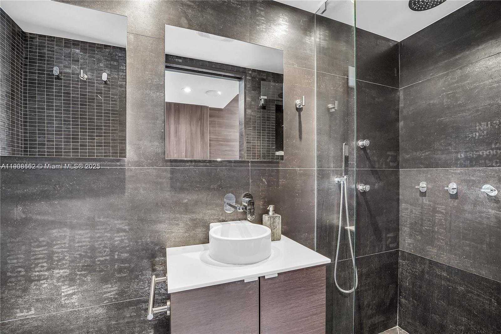 Small Image of 400 SOUTH POINTE DR #2307, Miami Beach Number 18