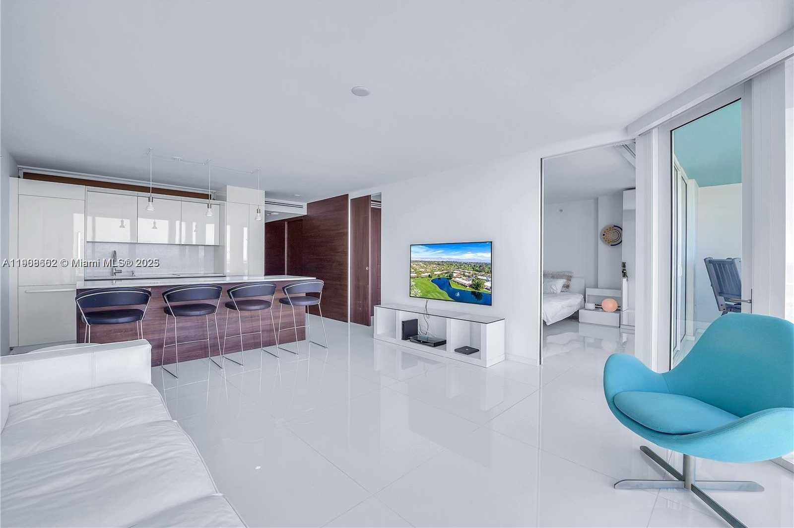 Small Image of 400 SOUTH POINTE DR #2307, Miami Beach Number 4