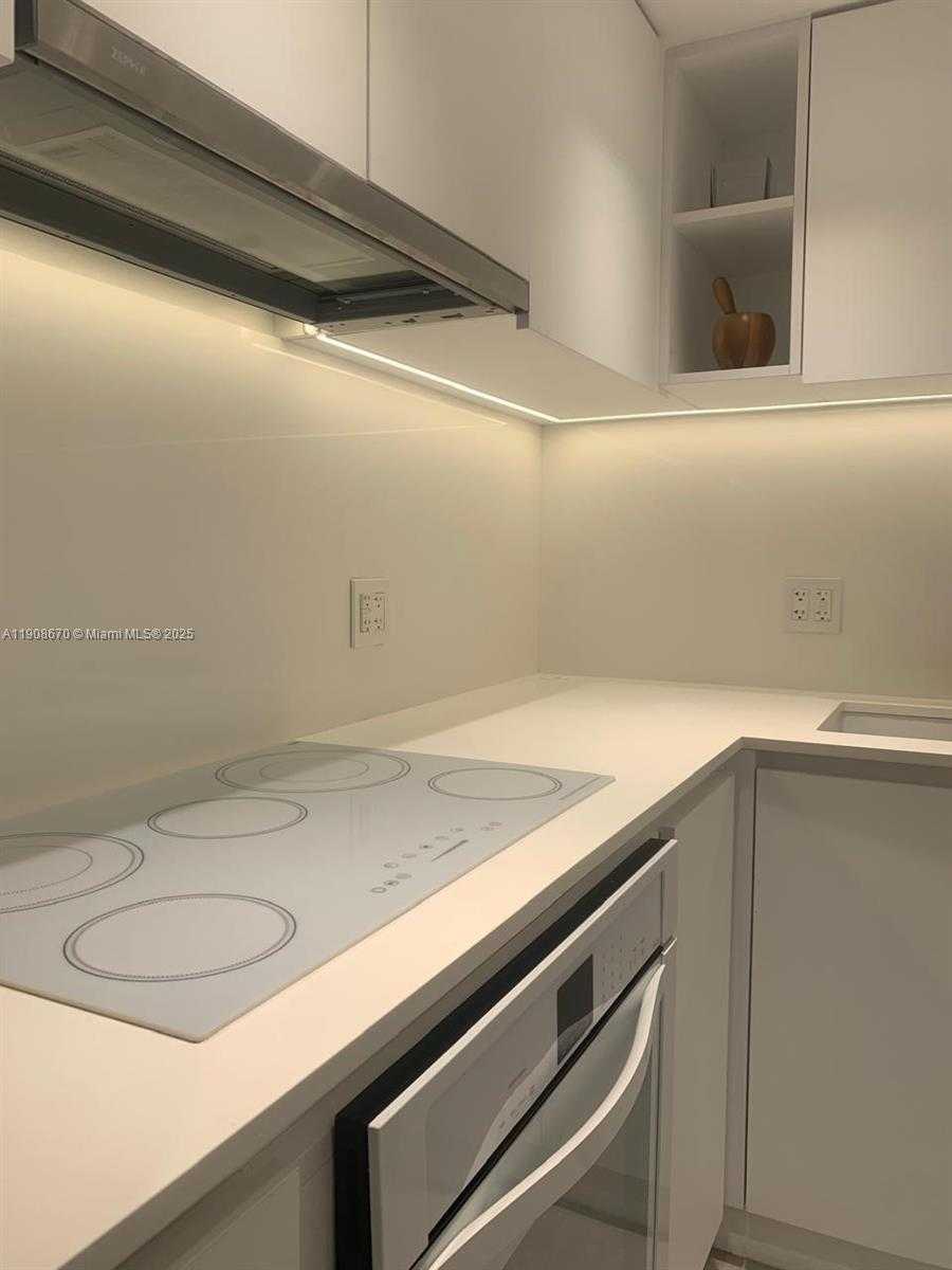 Small Image of 900 BAY DR #818, Miami Beach Number 11