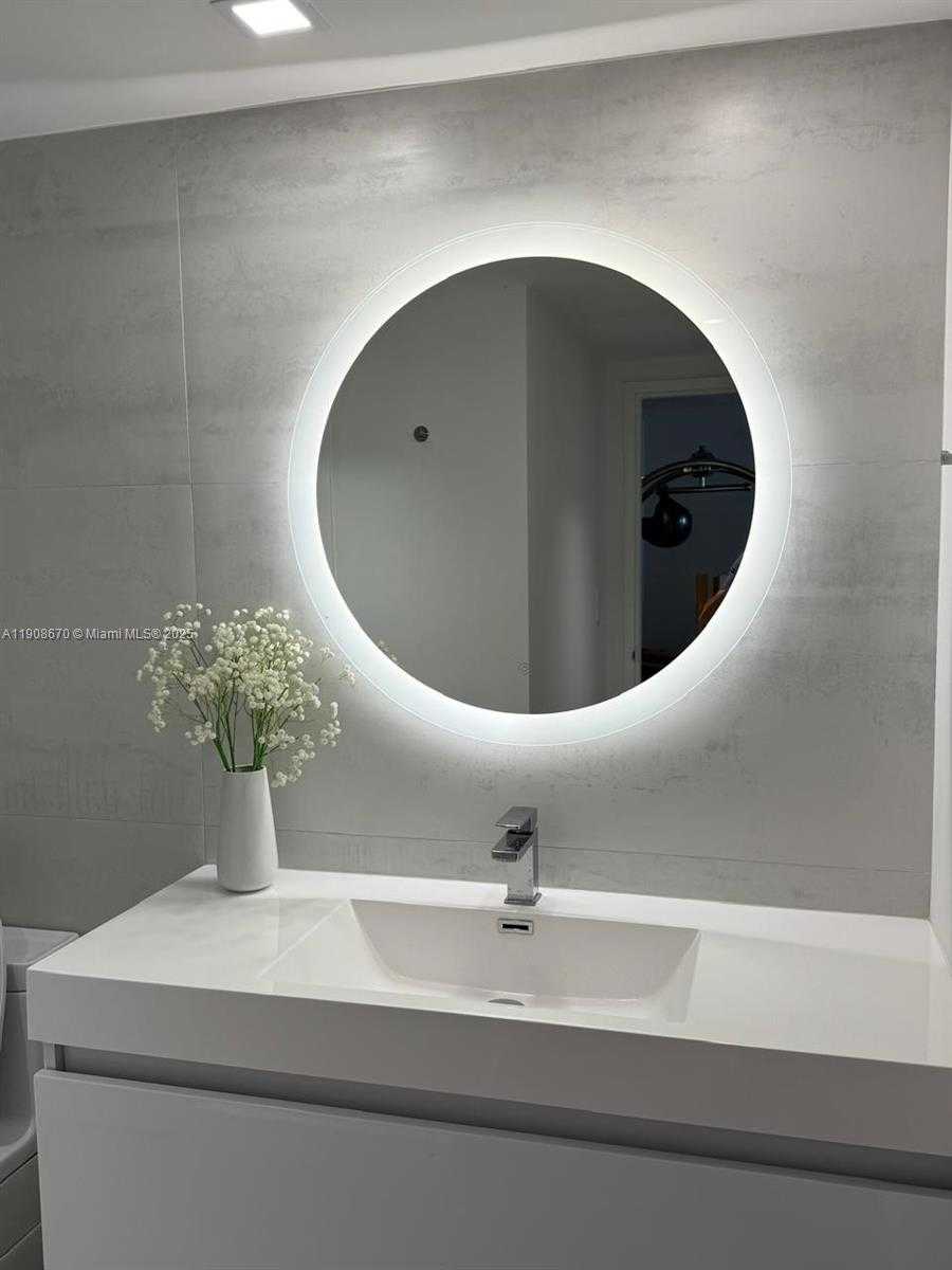 Small Image of 900 BAY DR #818, Miami Beach Number 15