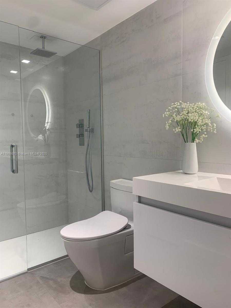 Small Image of 900 BAY DR #818, Miami Beach Number 16