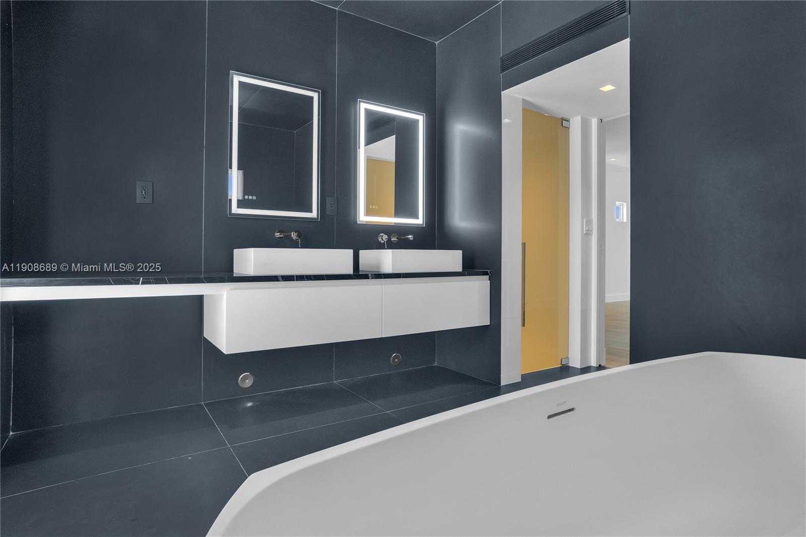 Small Image of 1325 BAY DR, Miami Beach Number 14