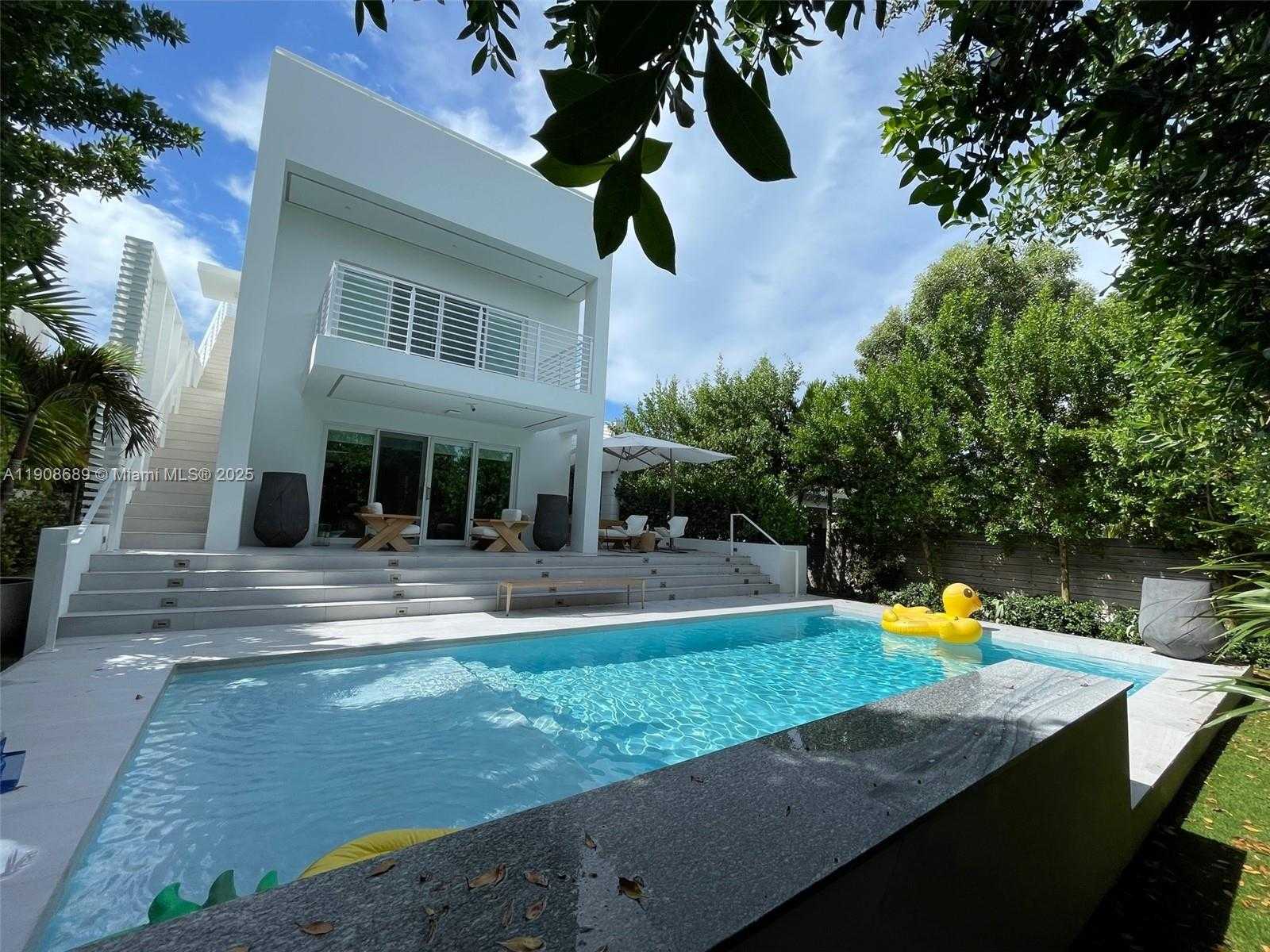 Small Image of 1325 BAY DR, Miami Beach Number 15