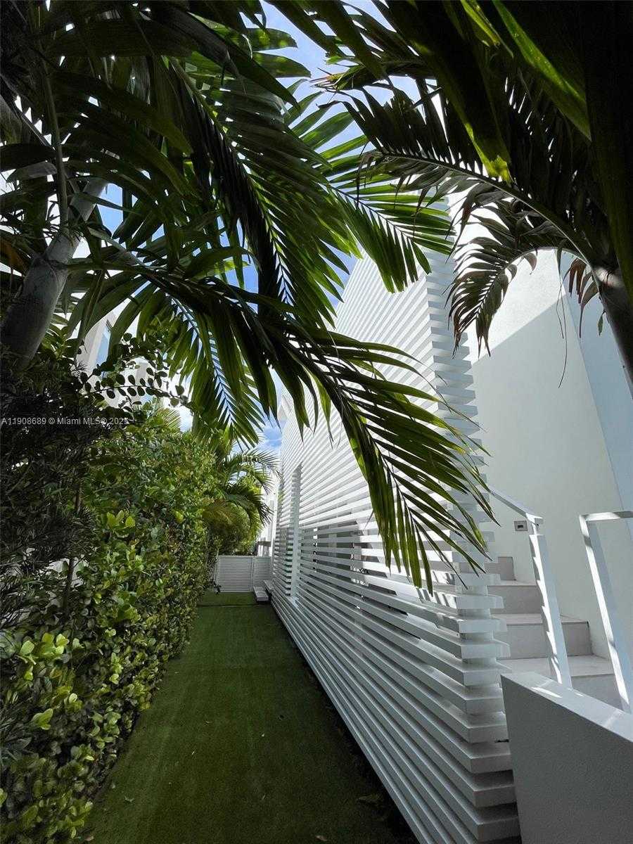 Small Image of 1325 BAY DR, Miami Beach Number 16