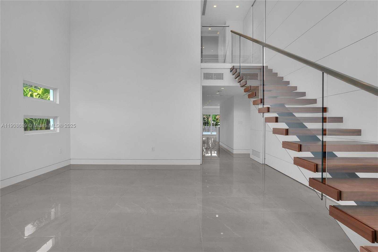 Small Image of 1325 BAY DR, Miami Beach Number 3