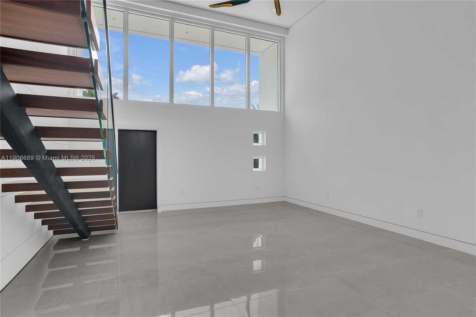 Small Image of 1325 BAY DR, Miami Beach Number 4