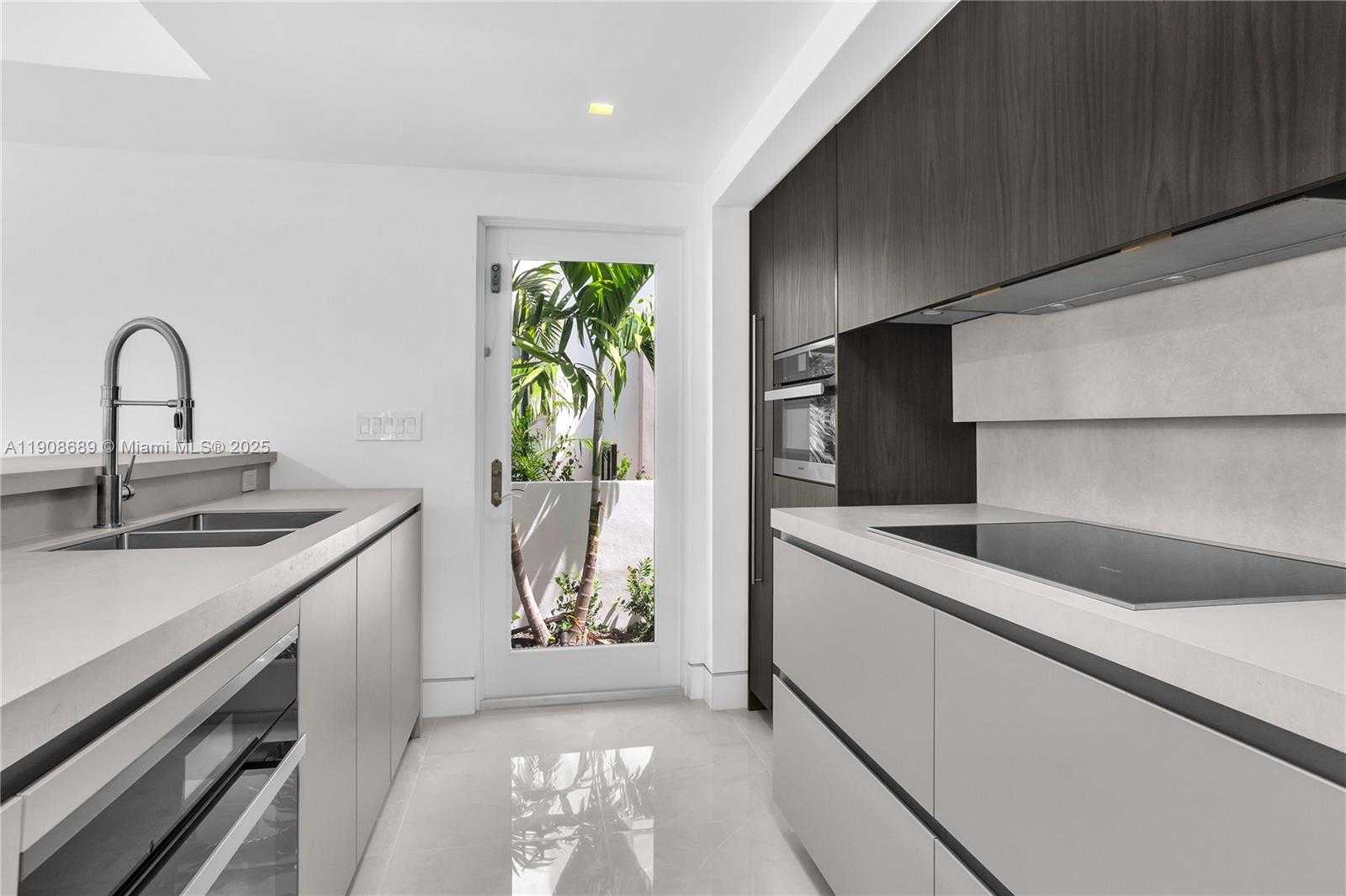 Small Image of 1325 BAY DR, Miami Beach Number 8
