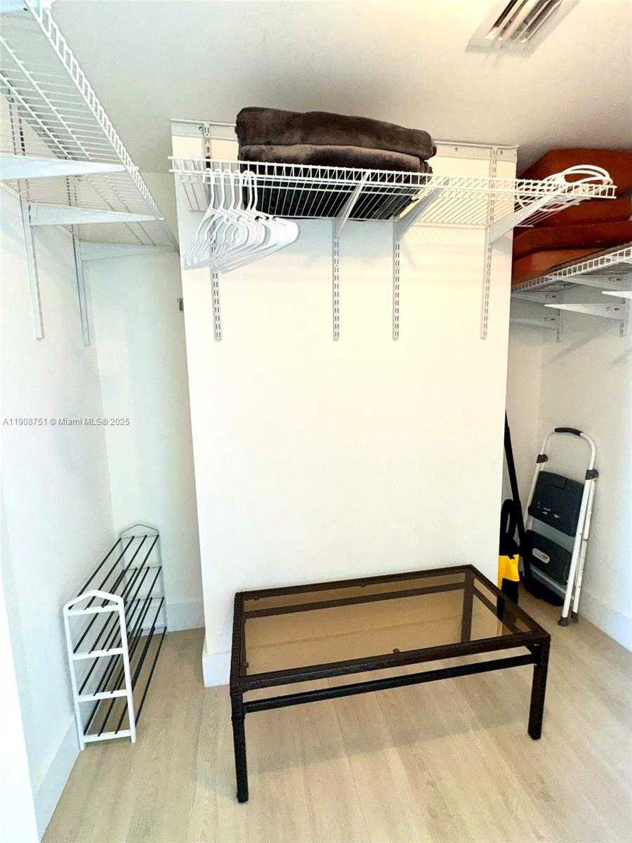 Small Image of 185 SOUTH WEST 7TH ST #1402, Miami Number 23