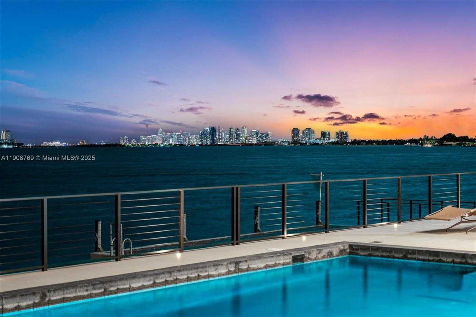 Small Image of 11400 NORTH BAYSHORE DR, North Miami Number 20