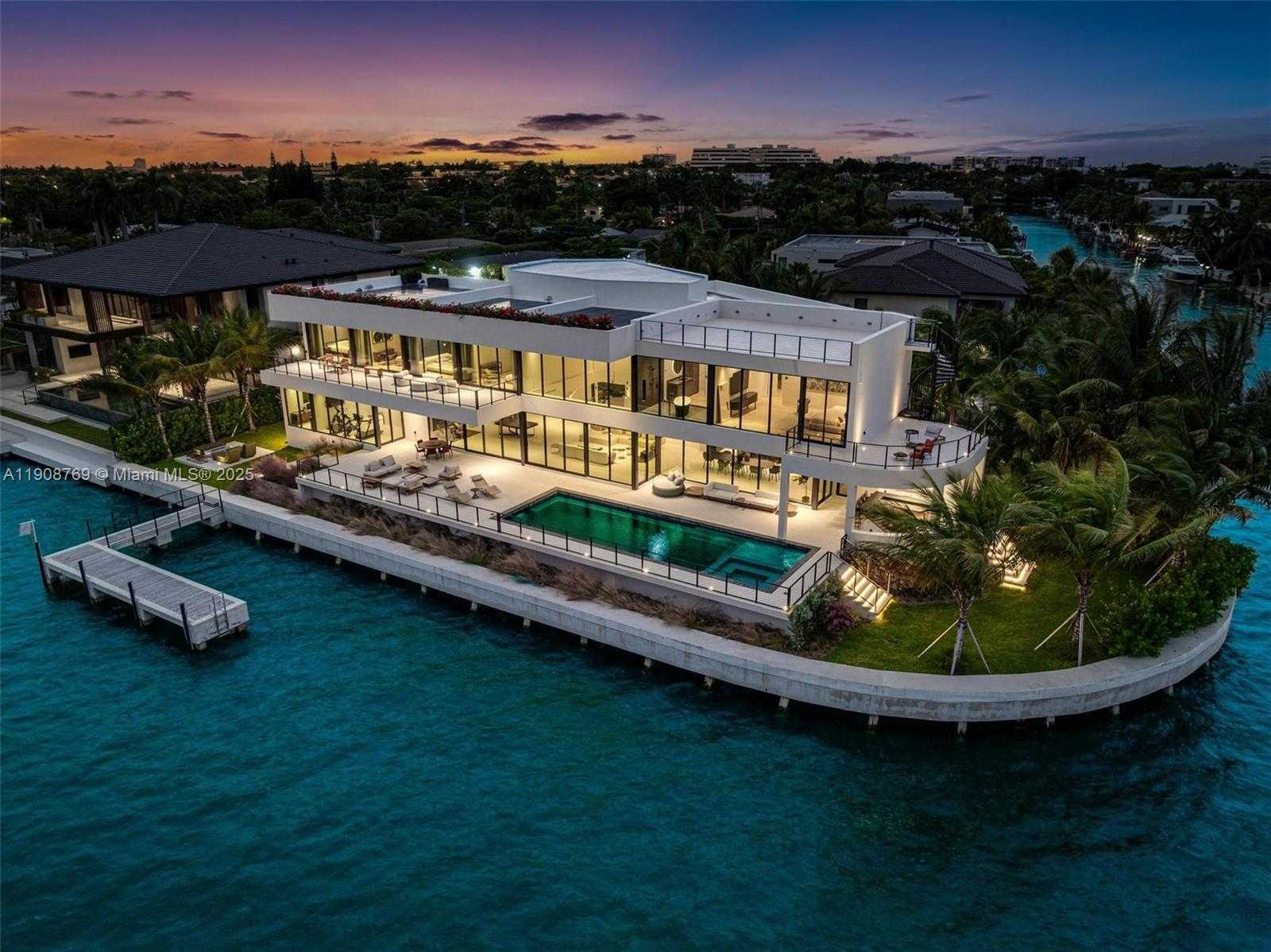 Small Image of 11400 NORTH BAYSHORE DR, North Miami Number 21