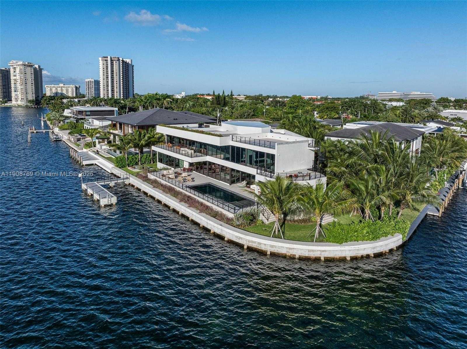 Small Image of 11400 NORTH BAYSHORE DR, North Miami Number 23