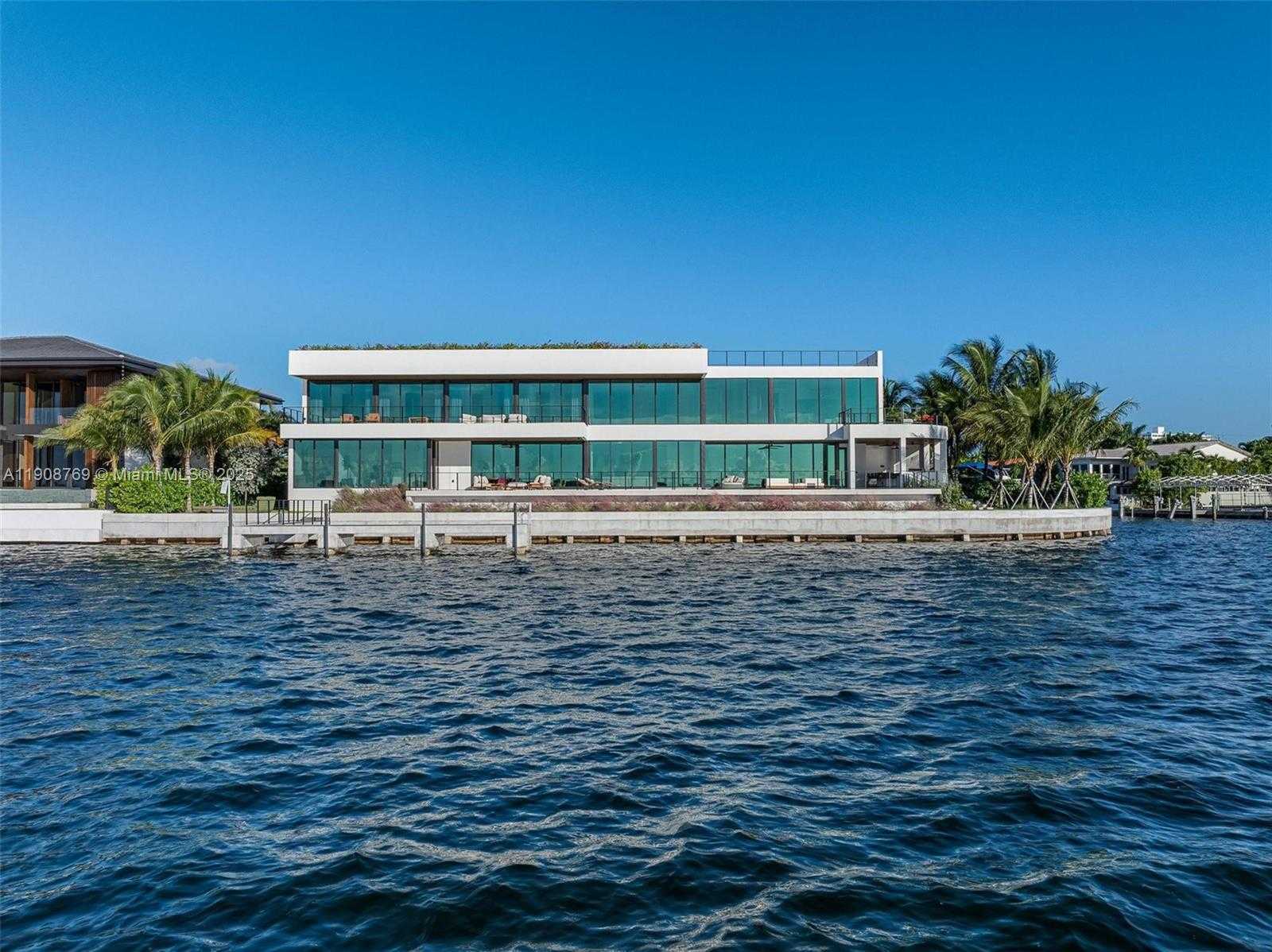 Small Image of 11400 NORTH BAYSHORE DR, North Miami Number 29