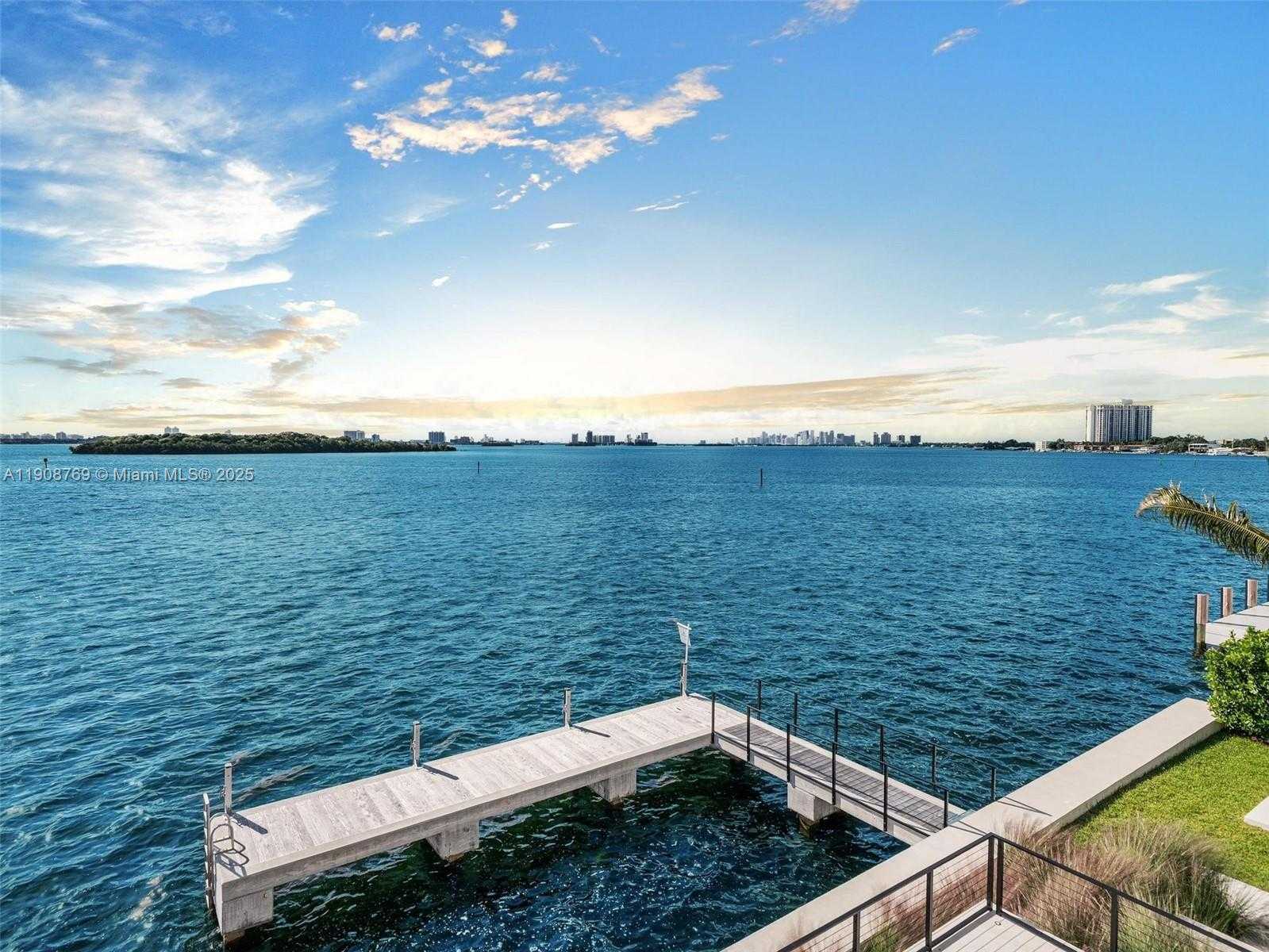 Small Image of 11400 NORTH BAYSHORE DR, North Miami Number 54