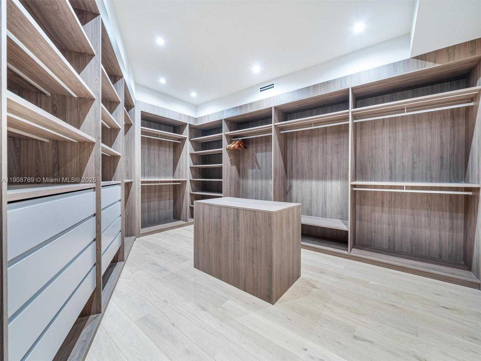 Small Image of 11400 NORTH BAYSHORE DR, North Miami Number 66