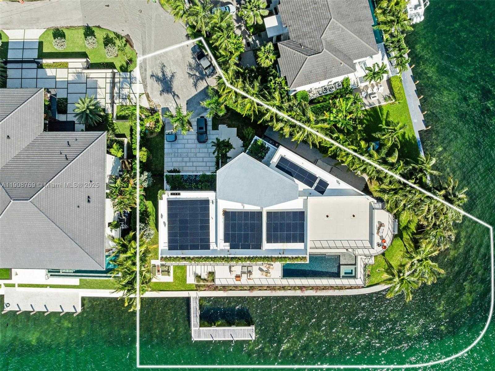 Small Image of 11400 NORTH BAYSHORE DR, North Miami Number 84