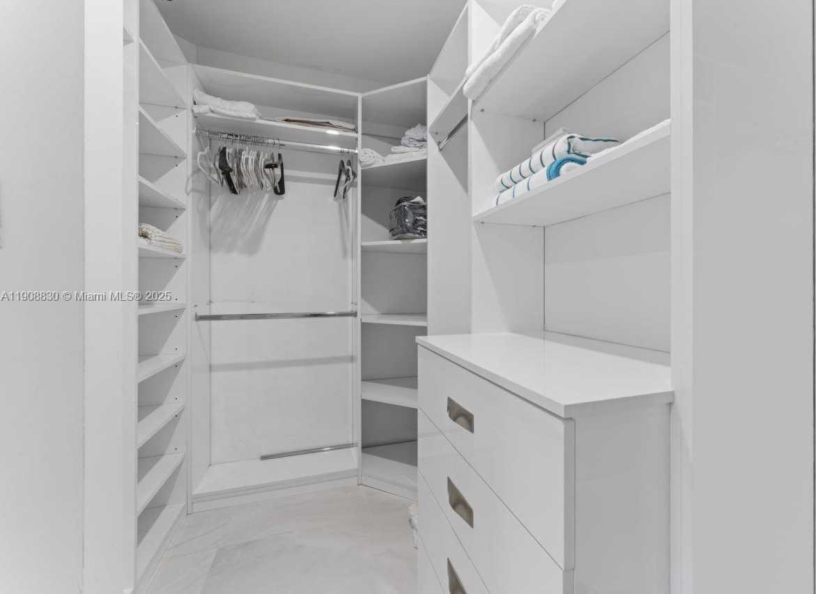 Small Image of 19217 FISHER ISLAND DR #19217, Miami Beach Number 19