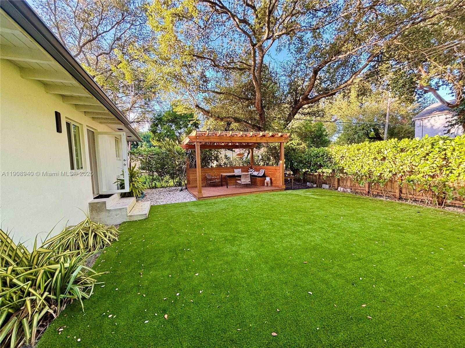 Small Image of El Portal Number 1