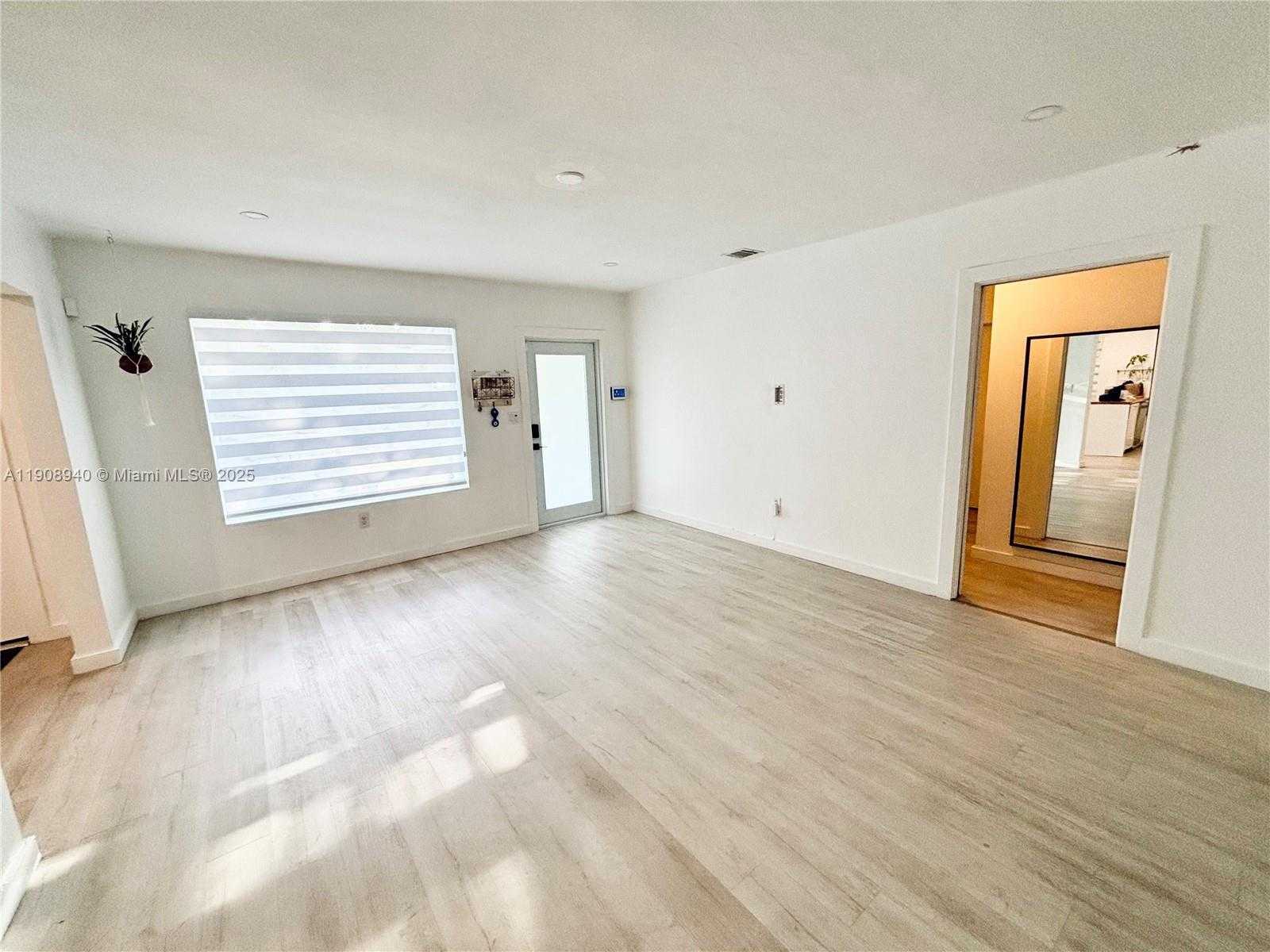 Small Image of El Portal Number 12