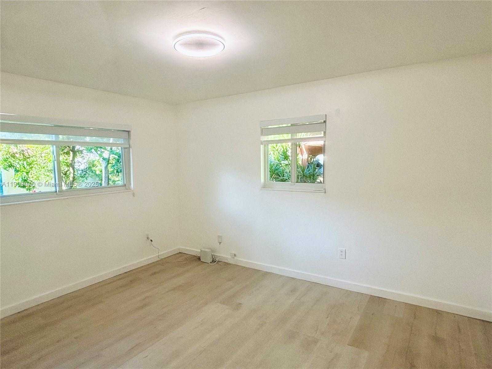 Small Image of El Portal Number 15