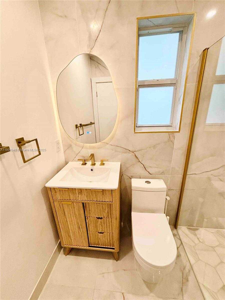 Small Image of El Portal Number 4