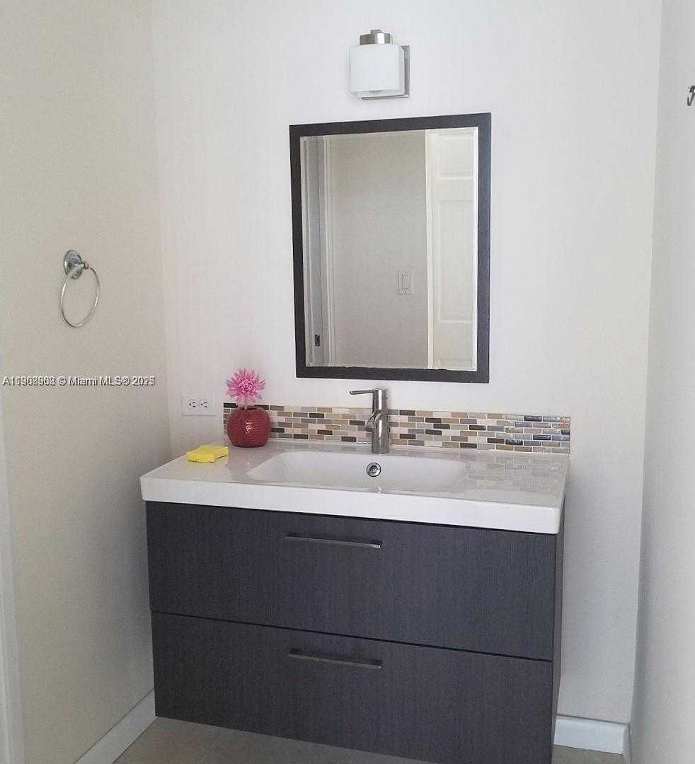 Small Image of 17021 NORTH BAY RD #728, Sunny Isles Beach Number 6