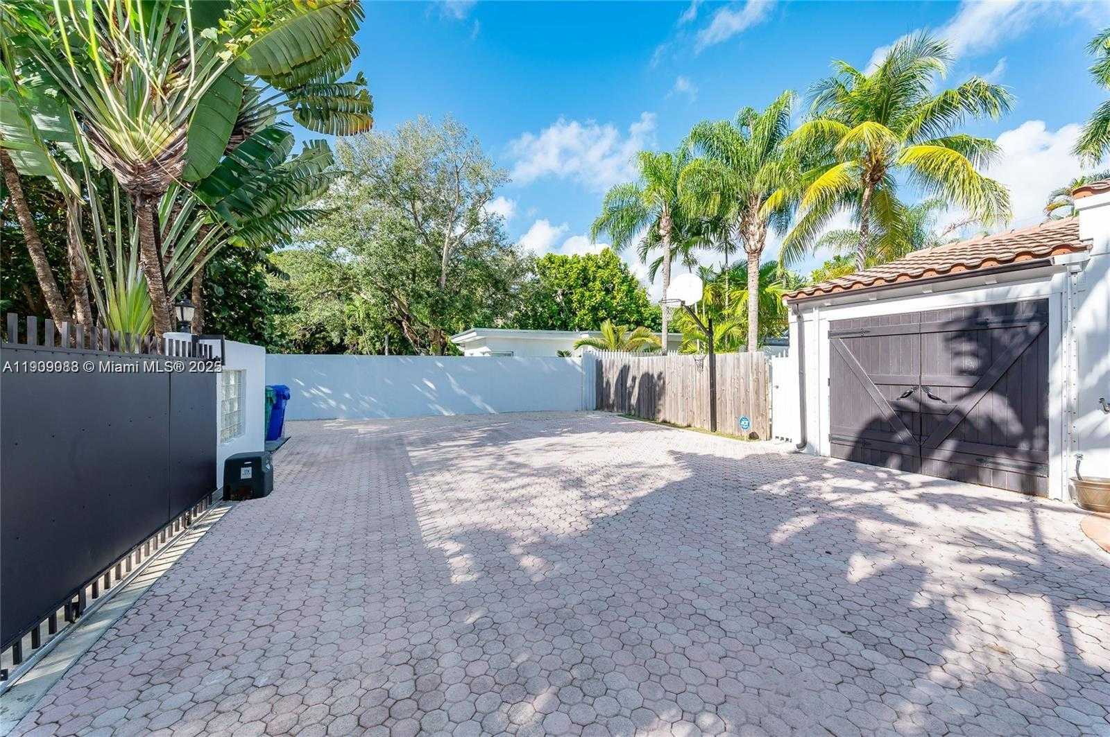 Small Image of 2379 OVERBROOK ST, Coconut Grove Number 37