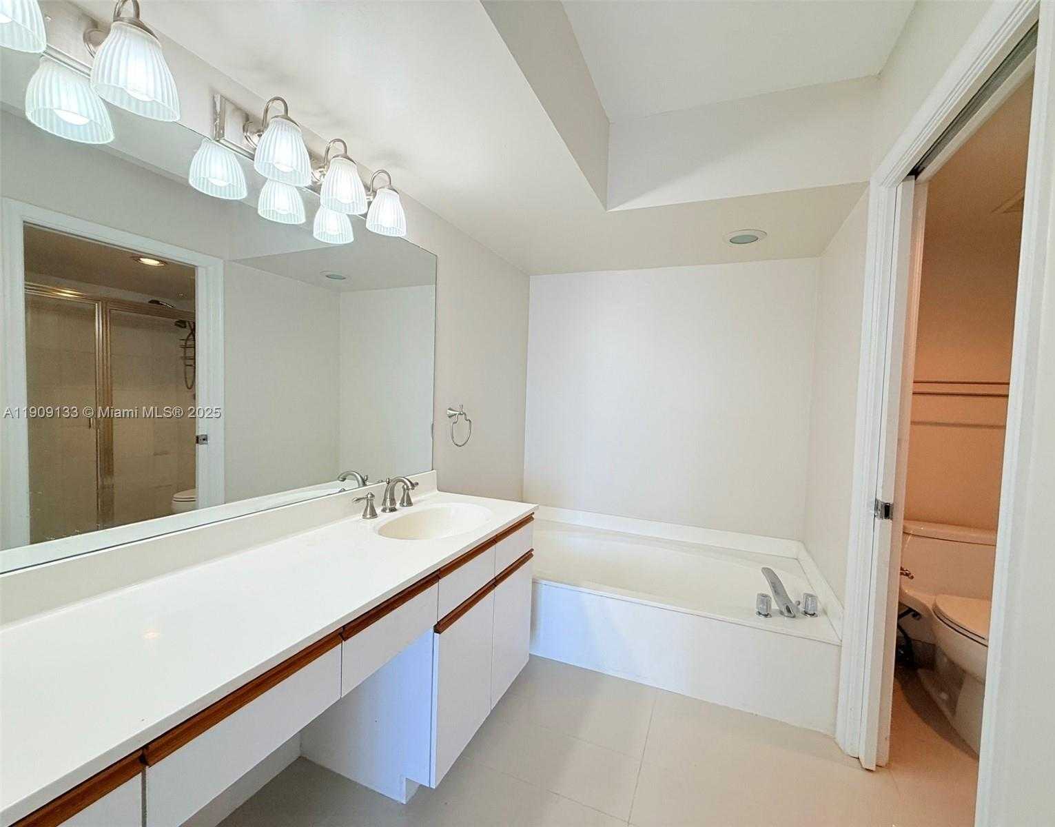 Small Image of 3530 MYSTIC POINTE DR #1204, Aventura Number 5