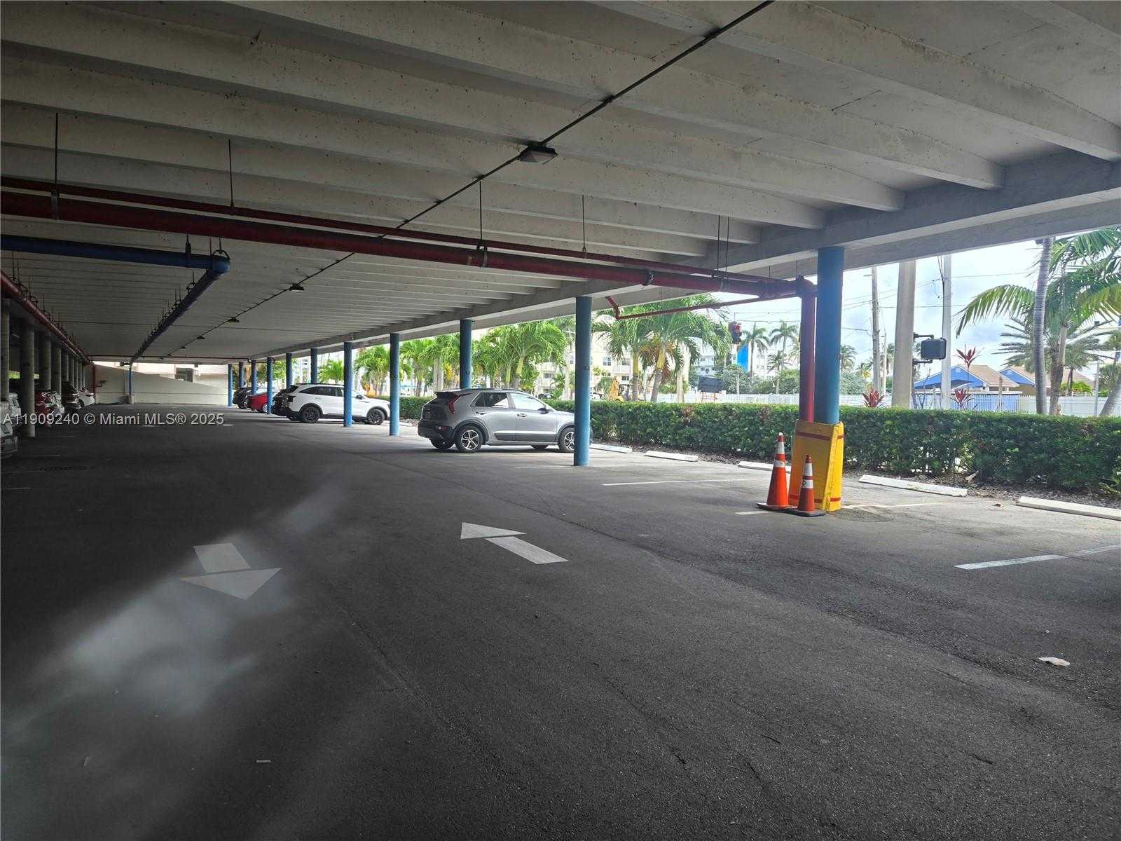 Small Image of 1600 SOUTH OCEAN DR #4I, Hollywood Number 3