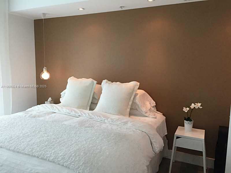 Small Image of Miami Number 11