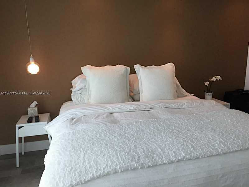 Small Image of Miami Number 12