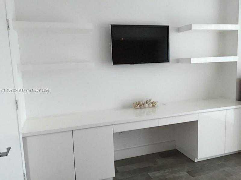 Small Image of Miami Number 13