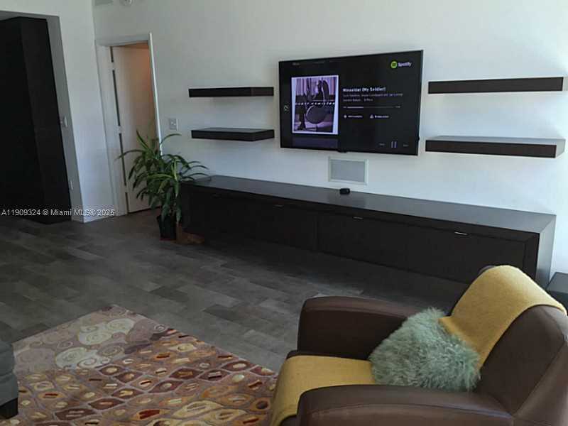 Small Image of Miami Number 9