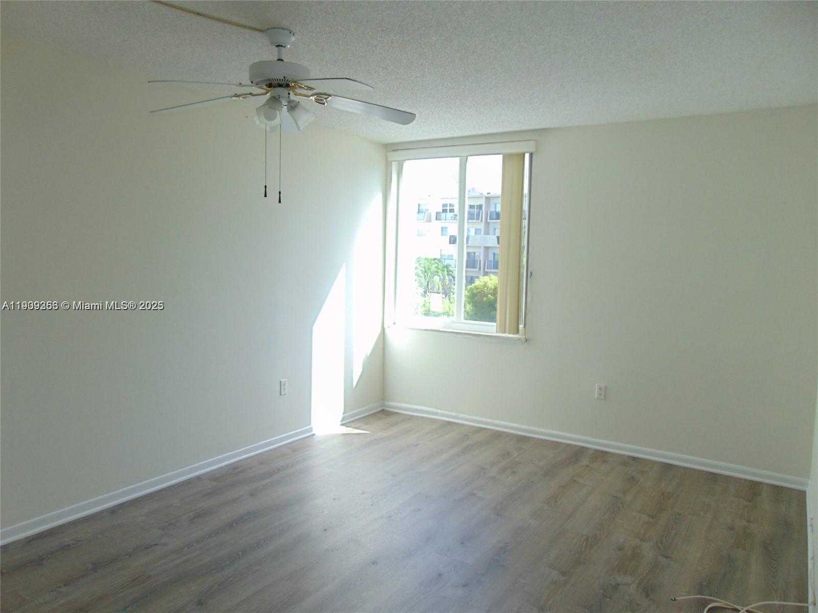 Small Image of 250 180TH DR #303, Sunny Isles Beach Number 12