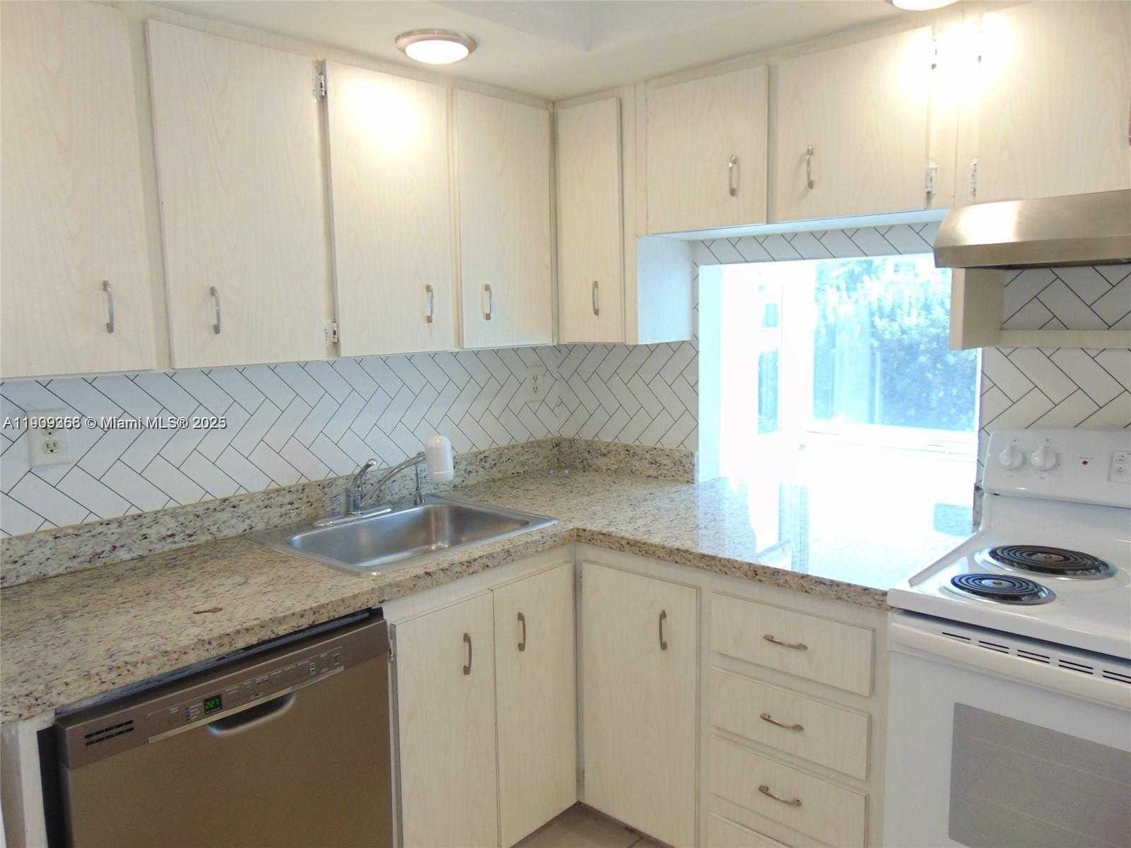 Small Image of 250 180TH DR #303, Sunny Isles Beach Number 7