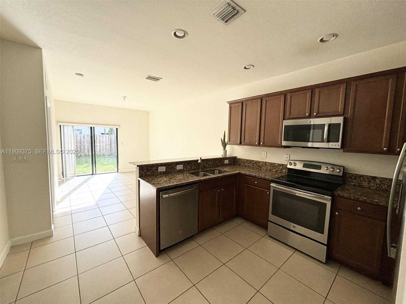 Small Image of 8875 NORTH WEST 102ND PL, Doral Number 7